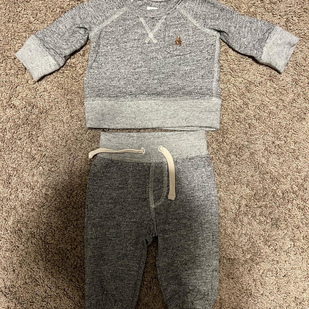 Baby gap sweat shirt and jogger set. 3-6 month only worn once.
